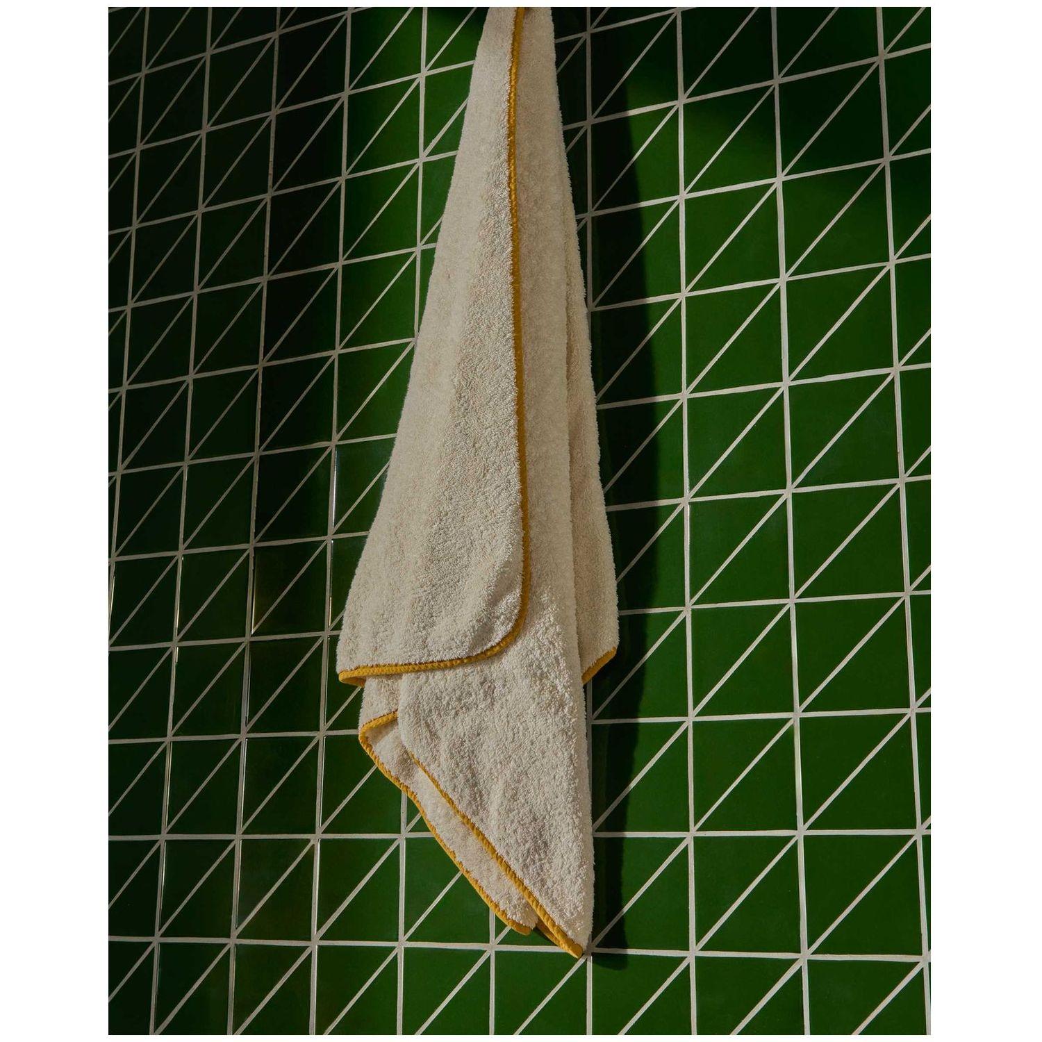 Handtuch Sedora aus 100 % Baumwolle mit gelbem Kontrastdetail 100 x 150 cm