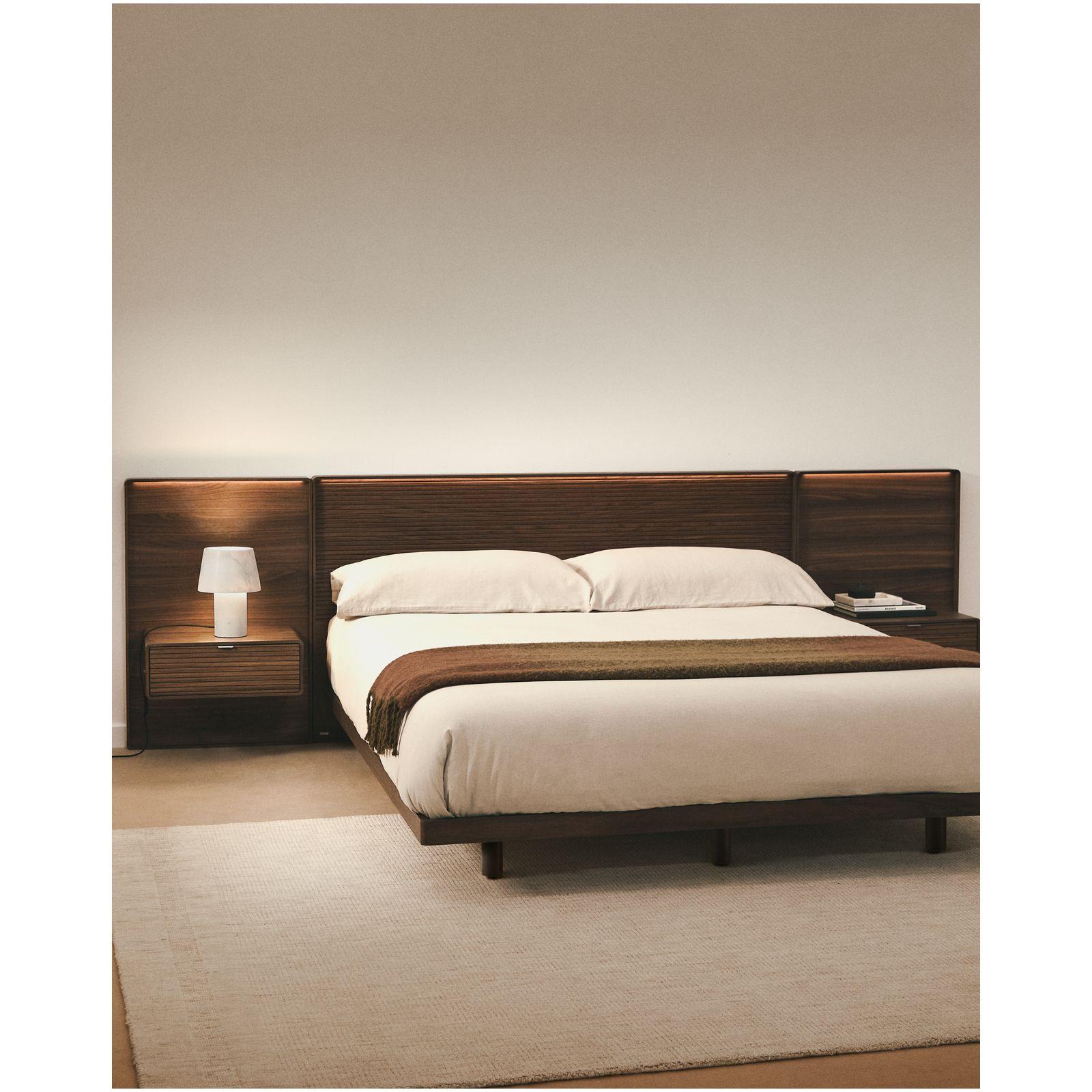 Bett Norlen mit zwei Nachttischen aus Nussbaumfurnier mit dunklem Finish für Matratzen 180