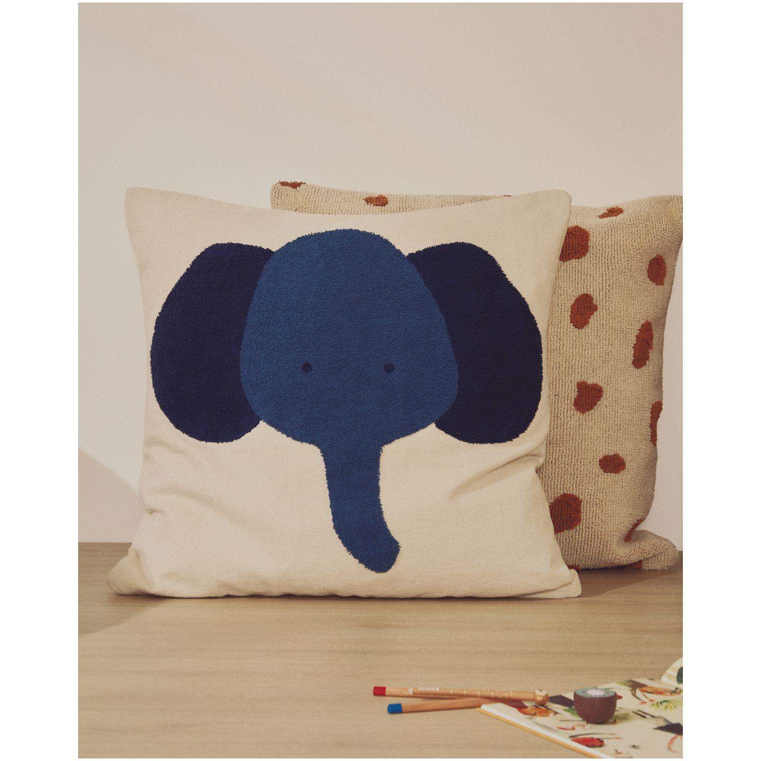 Beigefarbenes Bodenkissen Tandani mit blauem Elefanten 70 x 70 cm