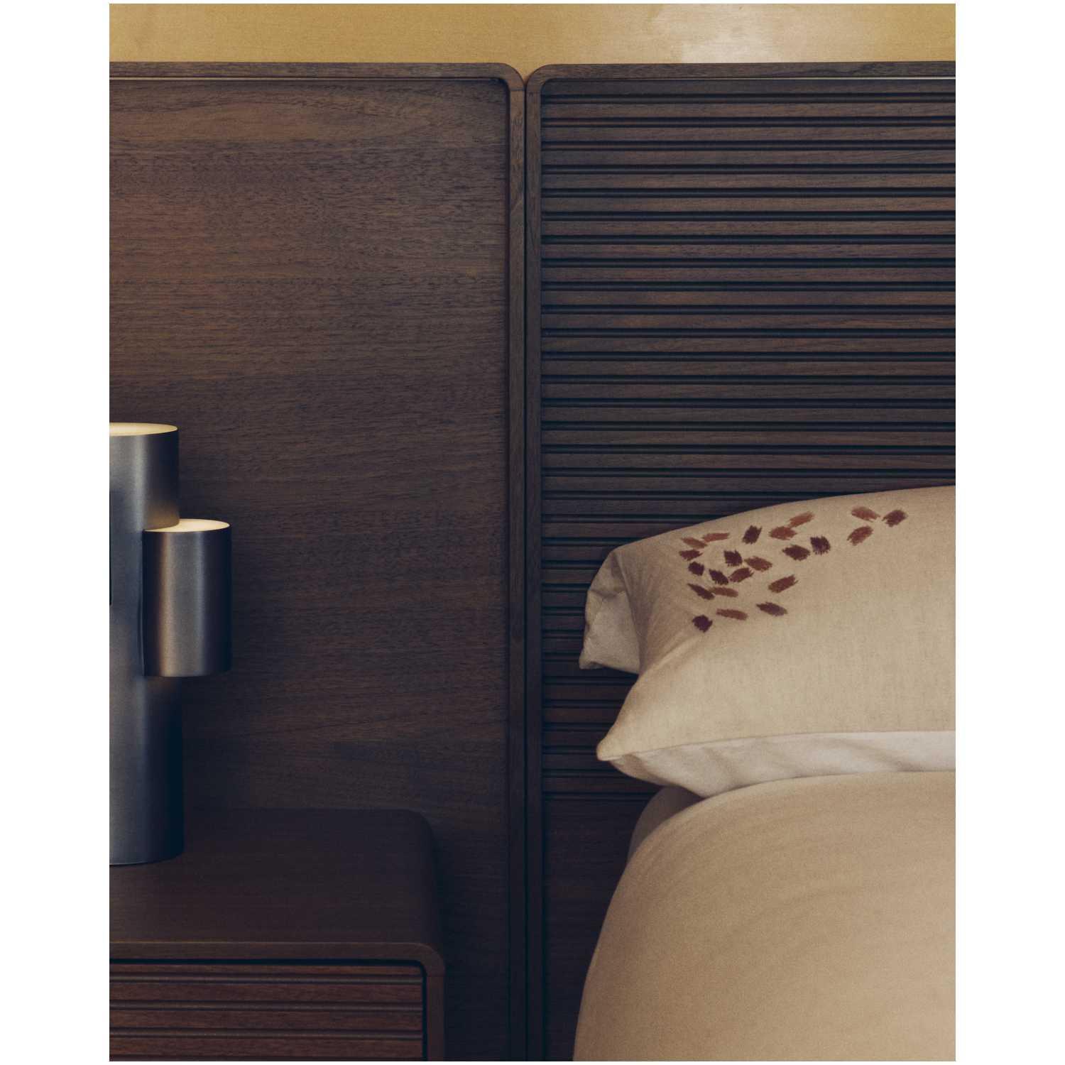 Bett Norlen mit zwei Nachttischen aus Nussbaumfurnier mit dunklem Finish und LED-Licht für Matratzen 160x200 FSC Mix Credit