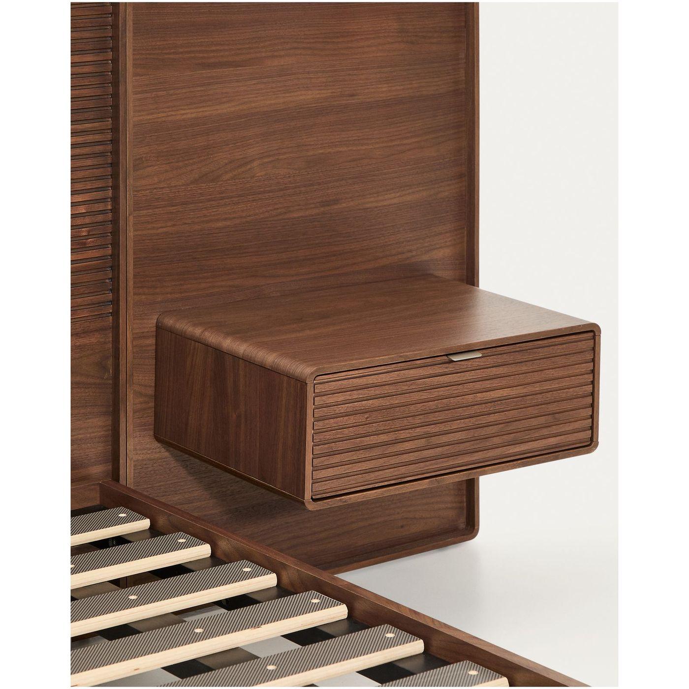 Bett Norlen mit zwei Nachttischen aus Nussbaumfurnier mit dunklem Finish für Matratzen 180