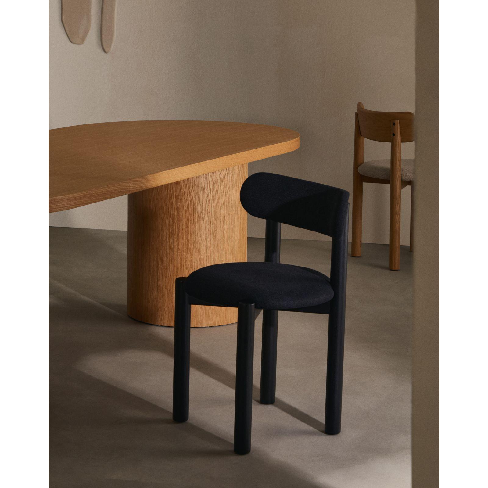 Design Stuhl Nebai Chenille schwarz Gestell Eichenholz schwarz FSC