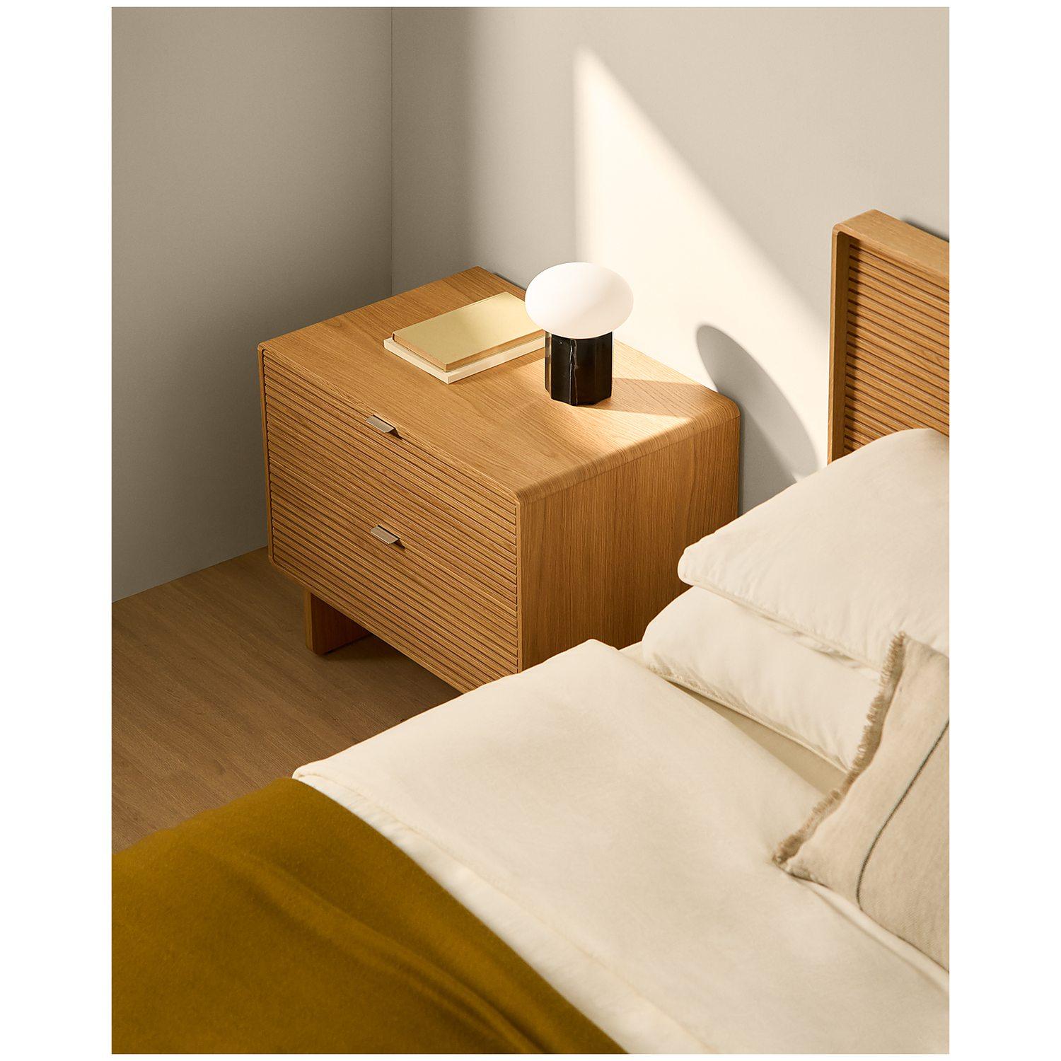 Bett Norlen aus Eichenfurnier mit naturfarbenem Finish und LED-Licht für Matratzen 180x200 FSC Mix Credit