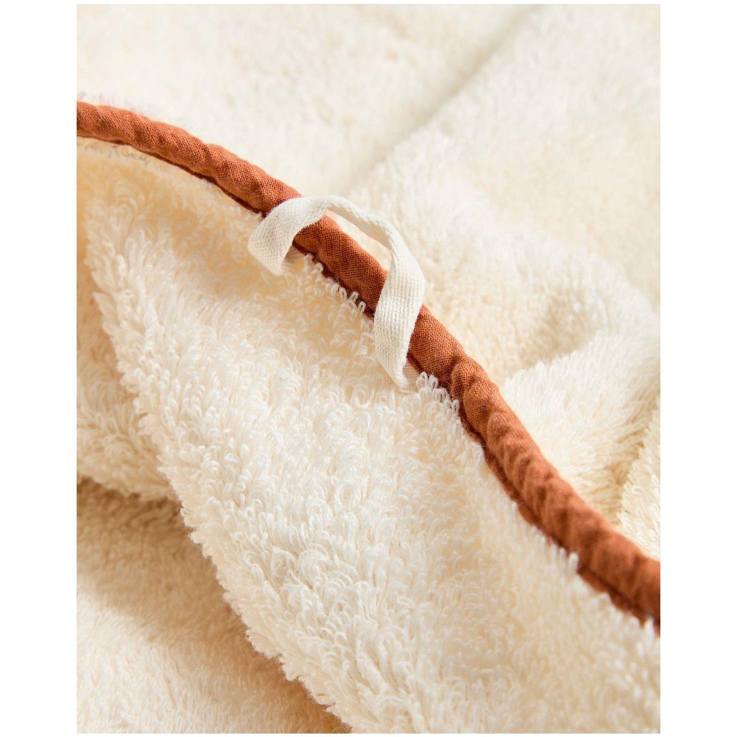 Handtuch Sedora aus 100 % Baumwolle mit orangefarbenem Kontrastdetail 100 x 150 cm