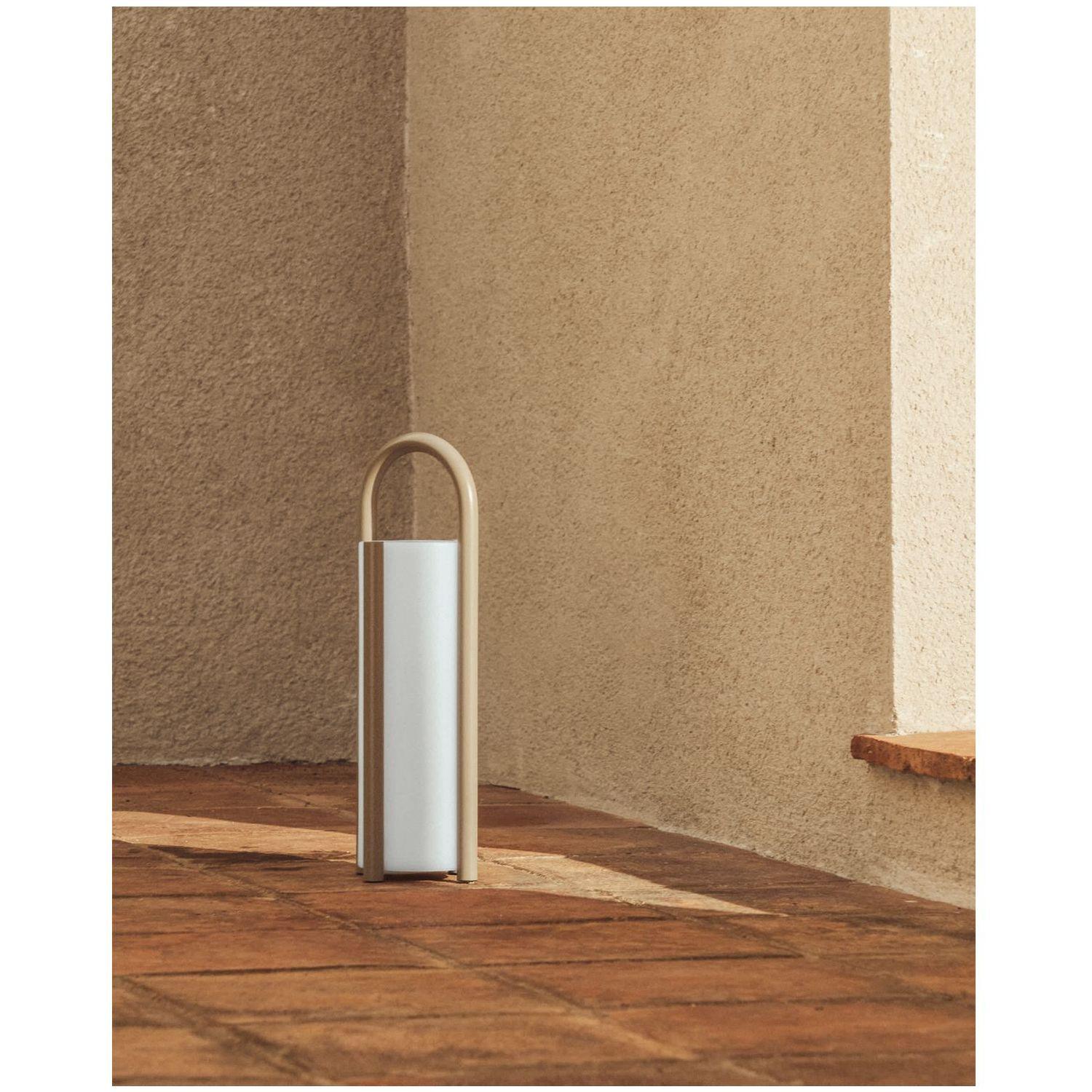 Grosse tragbare Tischlampe Leros aus Polyethylen und taupefarbenem Stahl