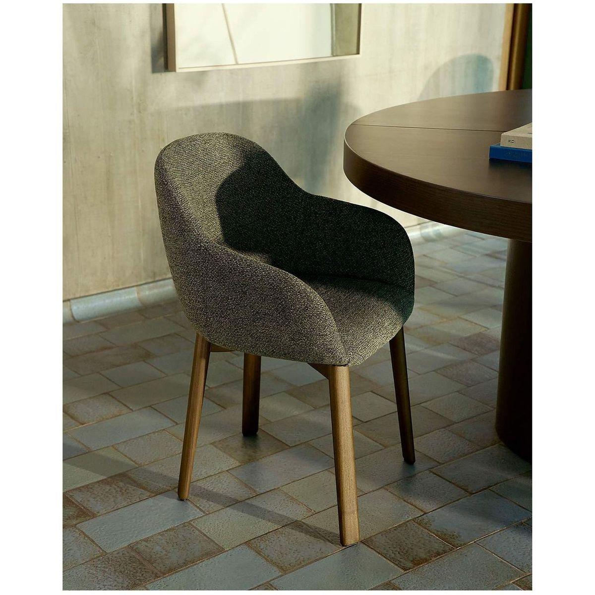 Armlehnenstuhl Meila mit grüner Chenille und Beinen aus massivem Eschenholz mit naturfarbenem Finish