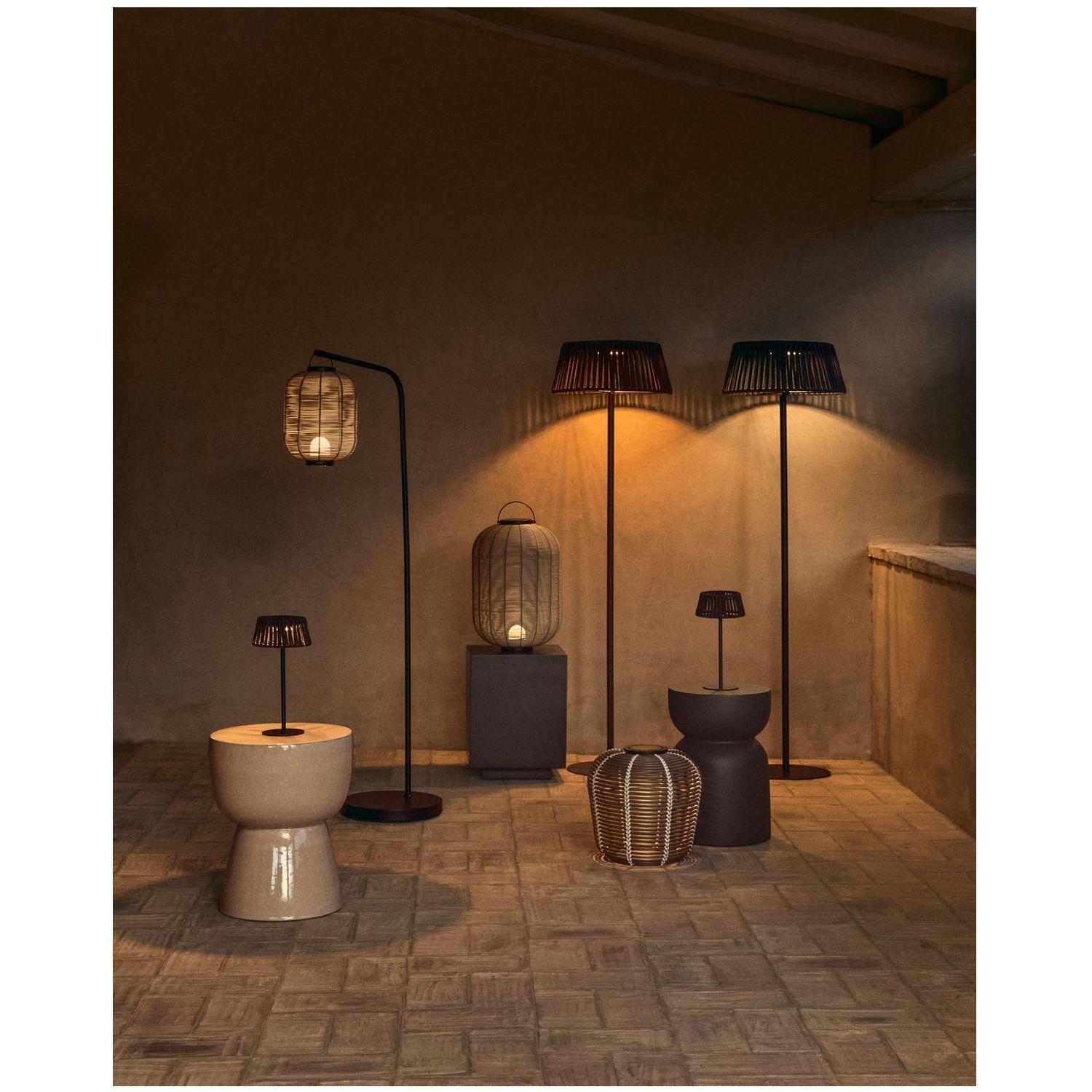 Kleine tragbare LED-Tischlampe Saranella aus hellgrauem synthetischem Rattan