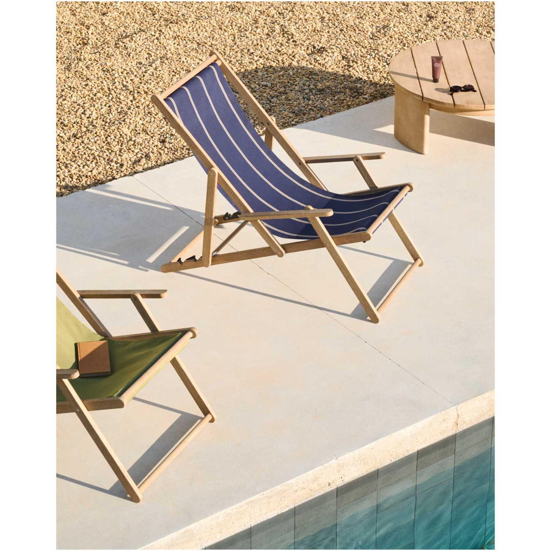 Blau-beige gestreifter klappbarer Outdoor-Liegestuhl Vilara aus massivem Akazienholz, FSC 100%