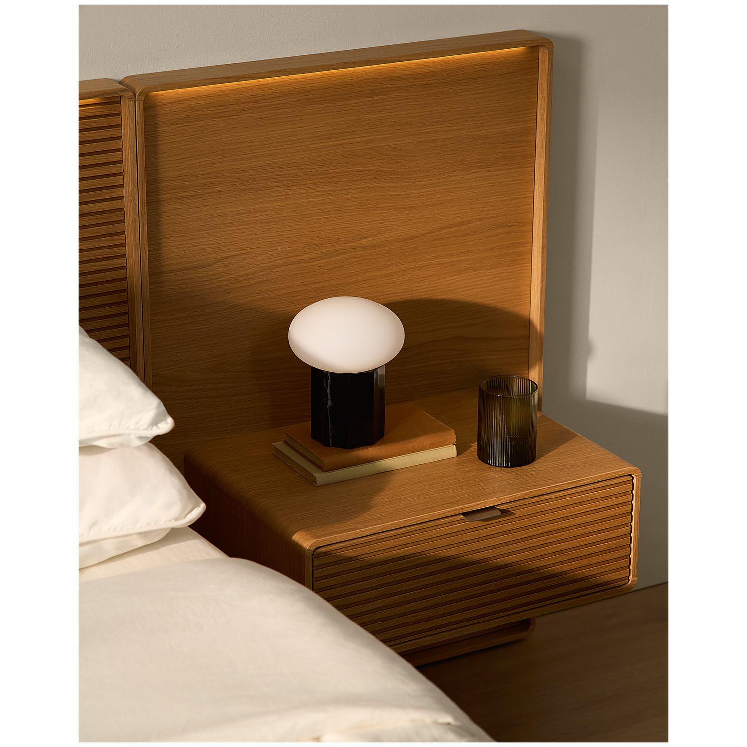 Bett Norlen mit 2 Nachttischen aus Eichenfurnier mit naturfarbenem Finish und LED-Licht für Matratzen 160x200 FSC Mix Credit