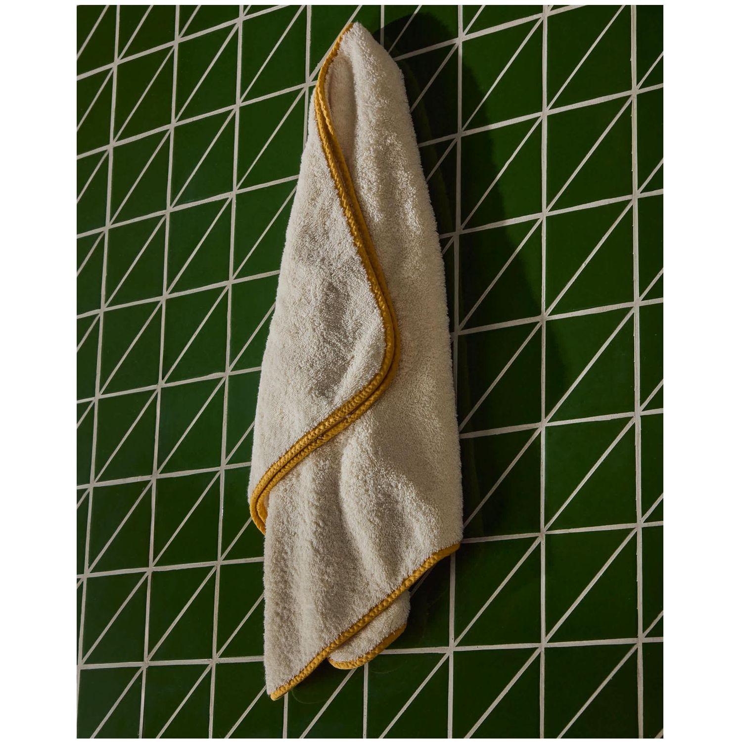 Handtuch Sedora aus 100 % Baumwolle mit gelbem Kontrastdetail 50 x 90 cm