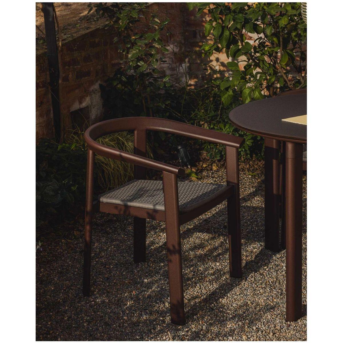 Set Erice mit 4 Stapelstühlen aus Aluminium und Seil und einem Tisch aus Aluminium und gehärtetem Glas in Braun