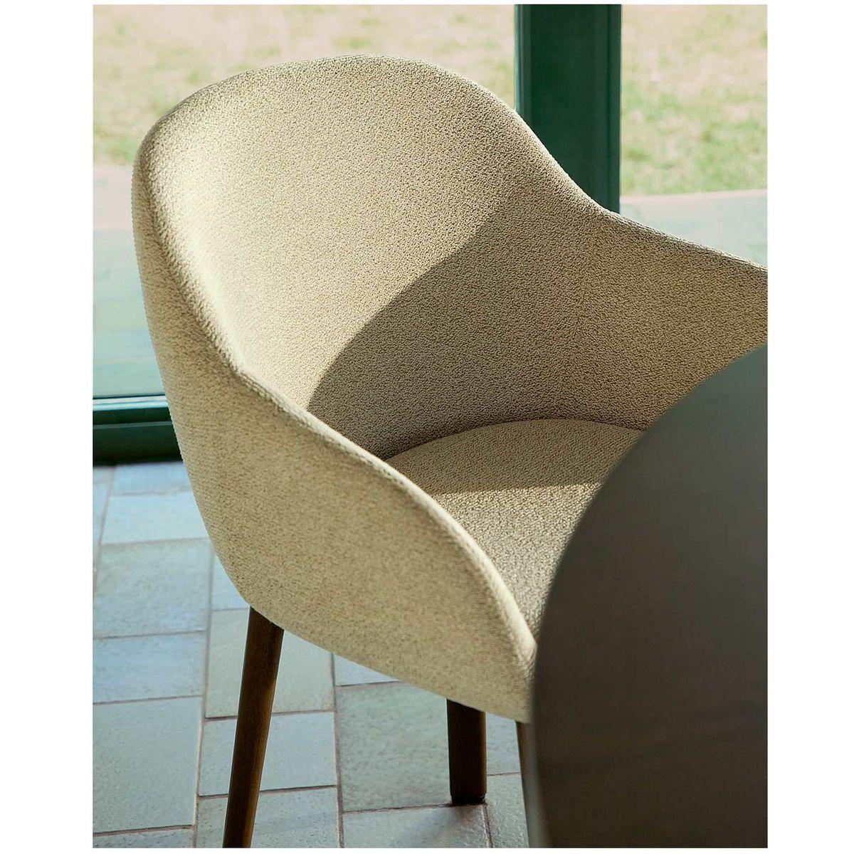 Armlehnenstuhl Meila mit beiger Chenille und Beinen aus massivem Eschenholz mit Nussbaumfinish