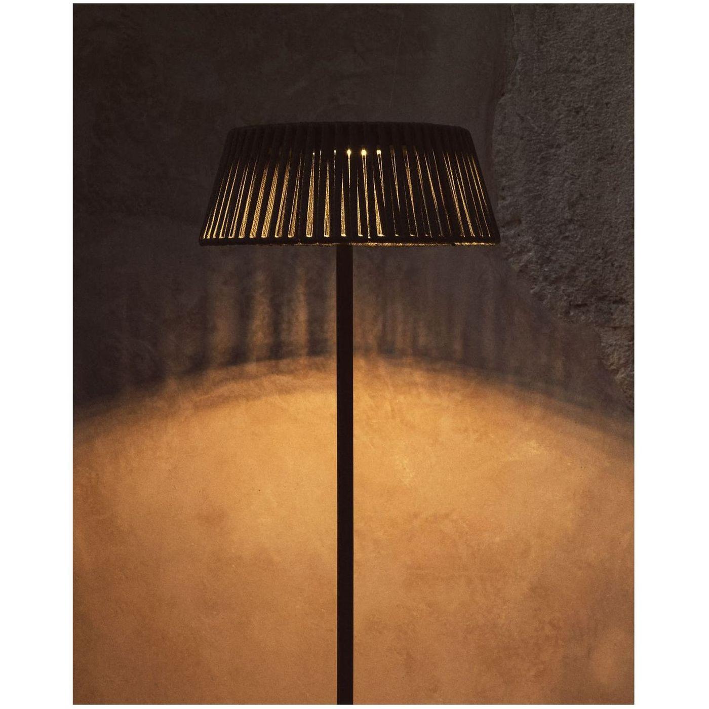 Outdoor-Solar-Stehlampe Aldet aus flachem Seil mit grünem Metallfuss 46x46