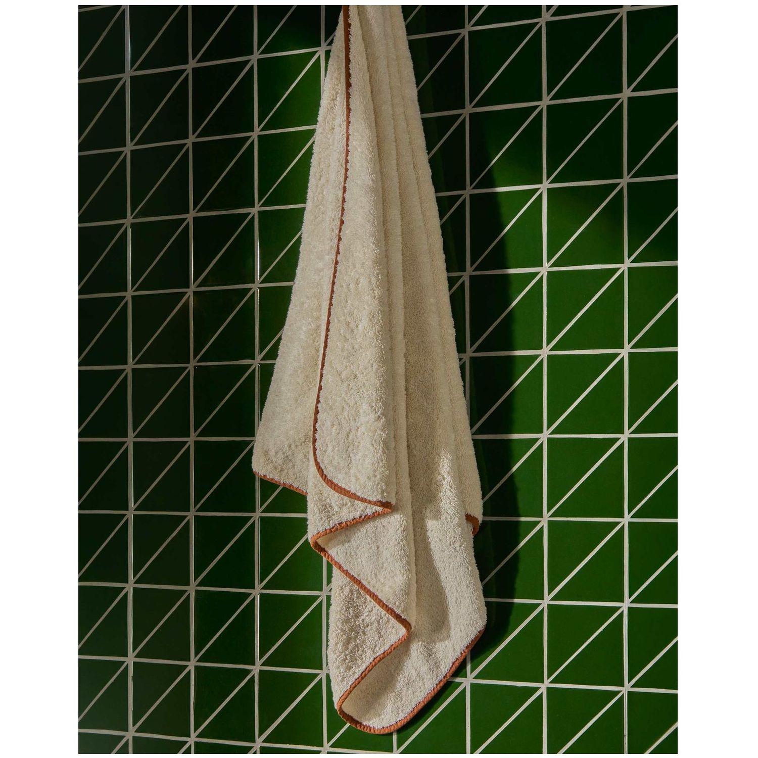 Handtuch Sedora aus 100 % Baumwolle mit orangefarbenem Kontrastdetail 100 x 150 cm