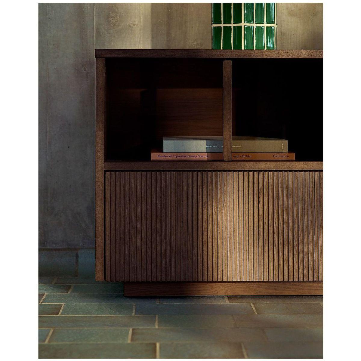 Helvine TV-Möbel 4 Türen und 2 Schubladen Eschenholzfurnier dunkles Nussbaum-Finish und gehärtetem Glas 200x54 FSC 100%