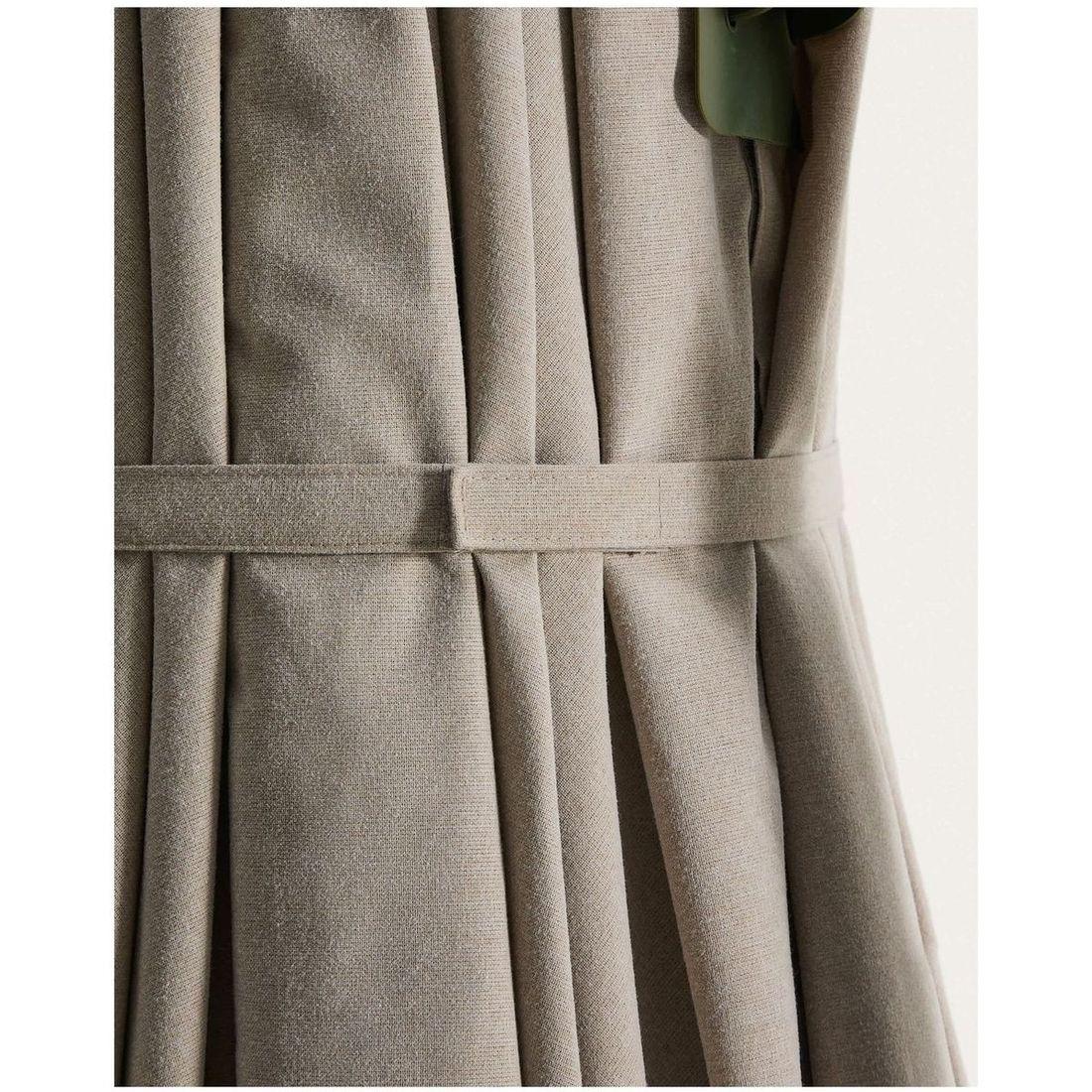 Exzentrischer Sonnenschirm Noli in Beige mit grünem Aluminiumgestell 300x300