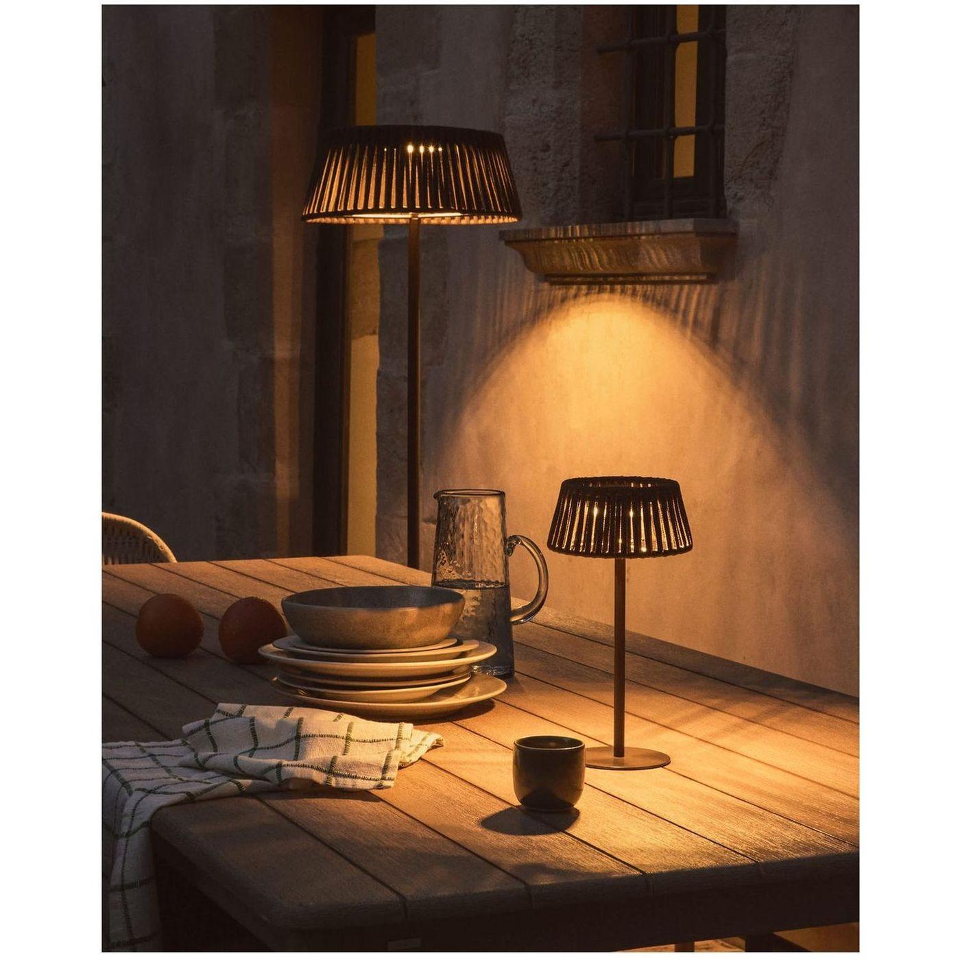 Outdoor-Solar-Stehlampe Aldet aus flachem Seil mit braunem Metallfuss 46x46
