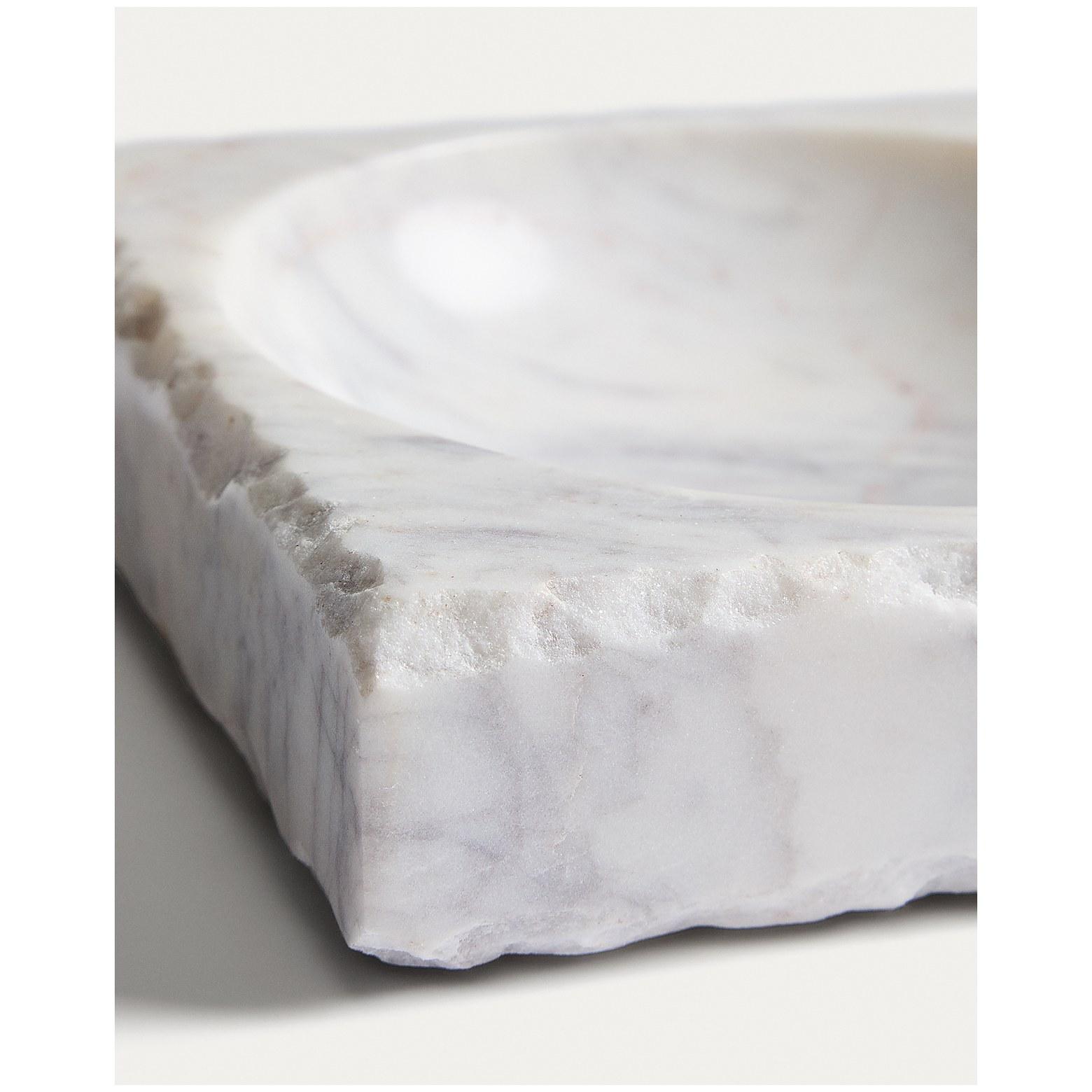 Dekoratives Tablett Vemi aus Marmor mit rohem Finish in Weiss 20x20